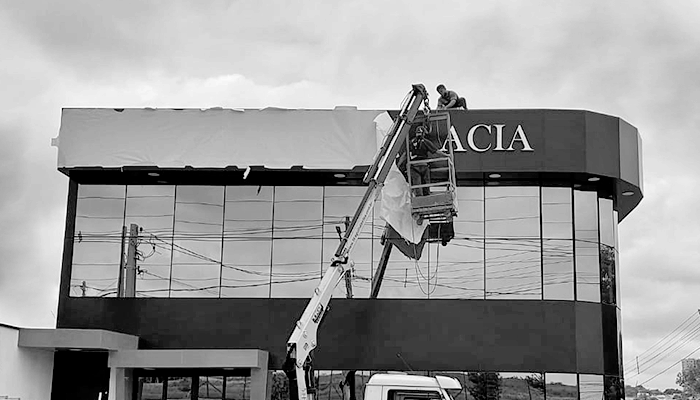Imagem de funcionarios fazendo a instalação de uma fachada