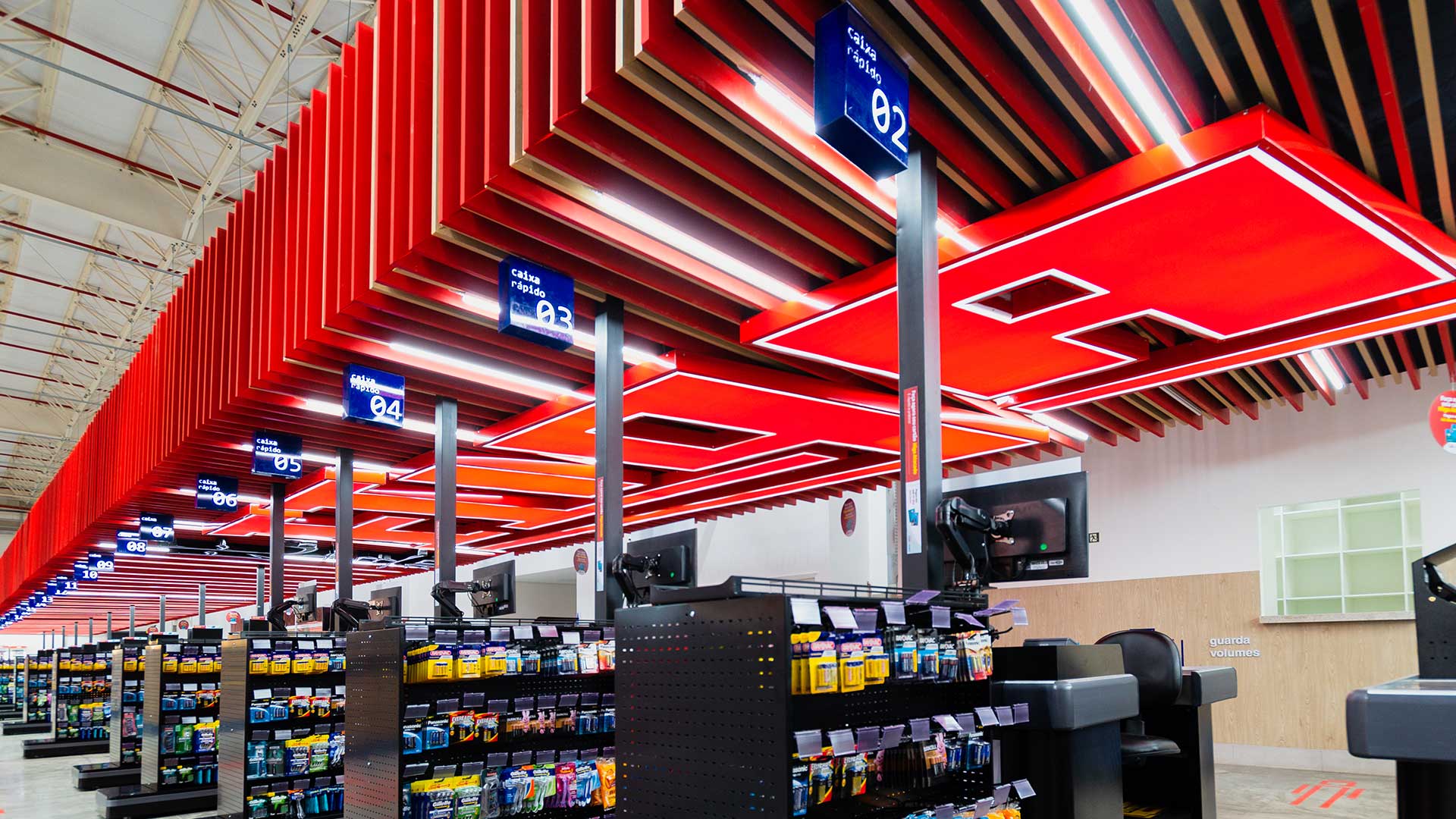 Imagem de placas e letra caixa luminosa instaladas em supermercado