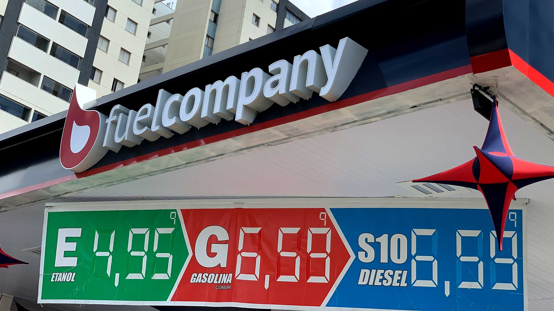 Fachada de um posto de gasolina e um banner de preços