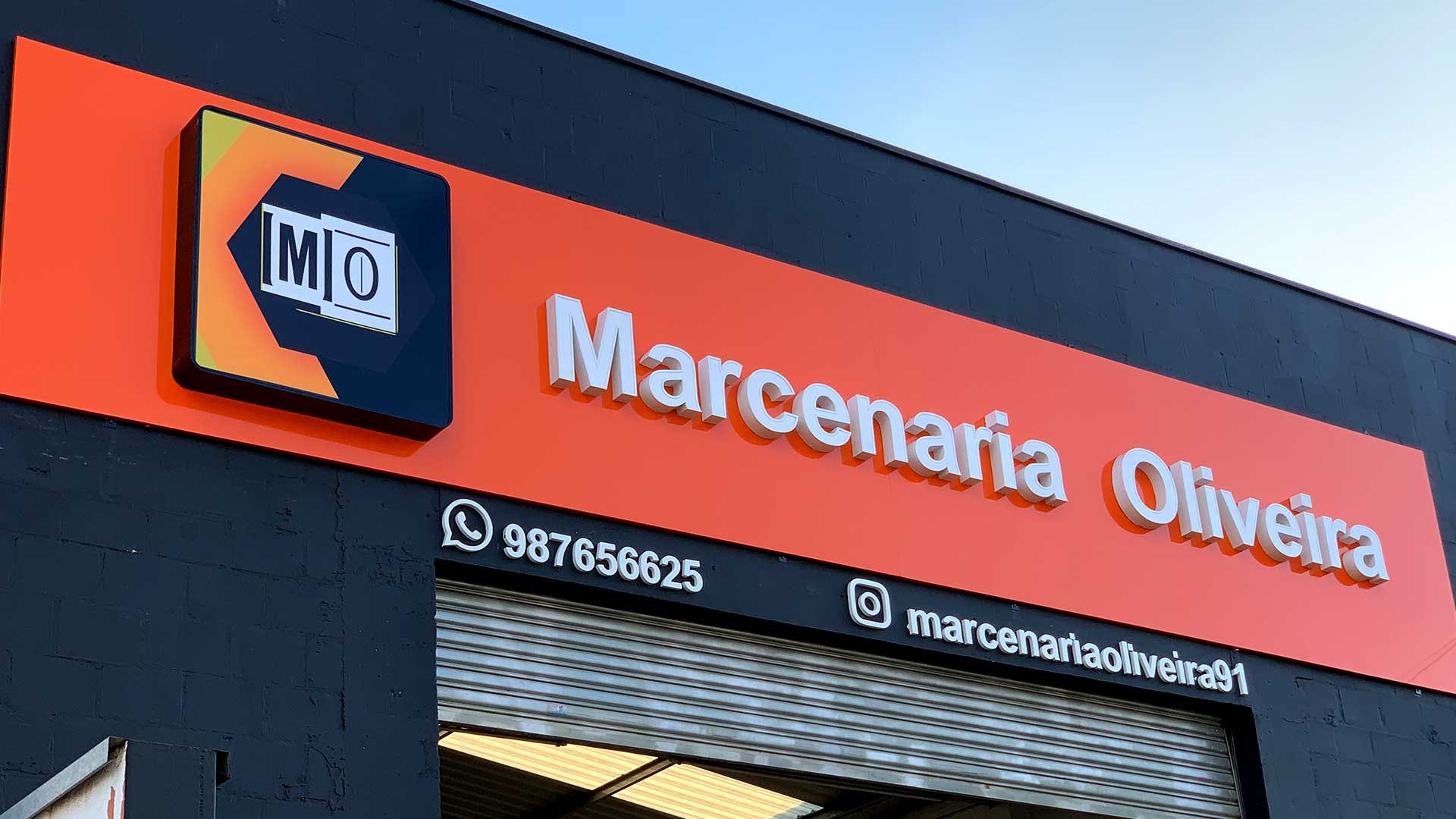 Fachada de uma marcenaria com fundo em ACM e letra caixa