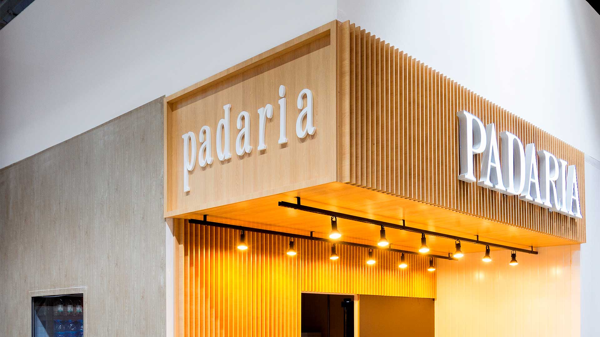 Letras caixa de padaria instaladas em parede no interior do supermercado