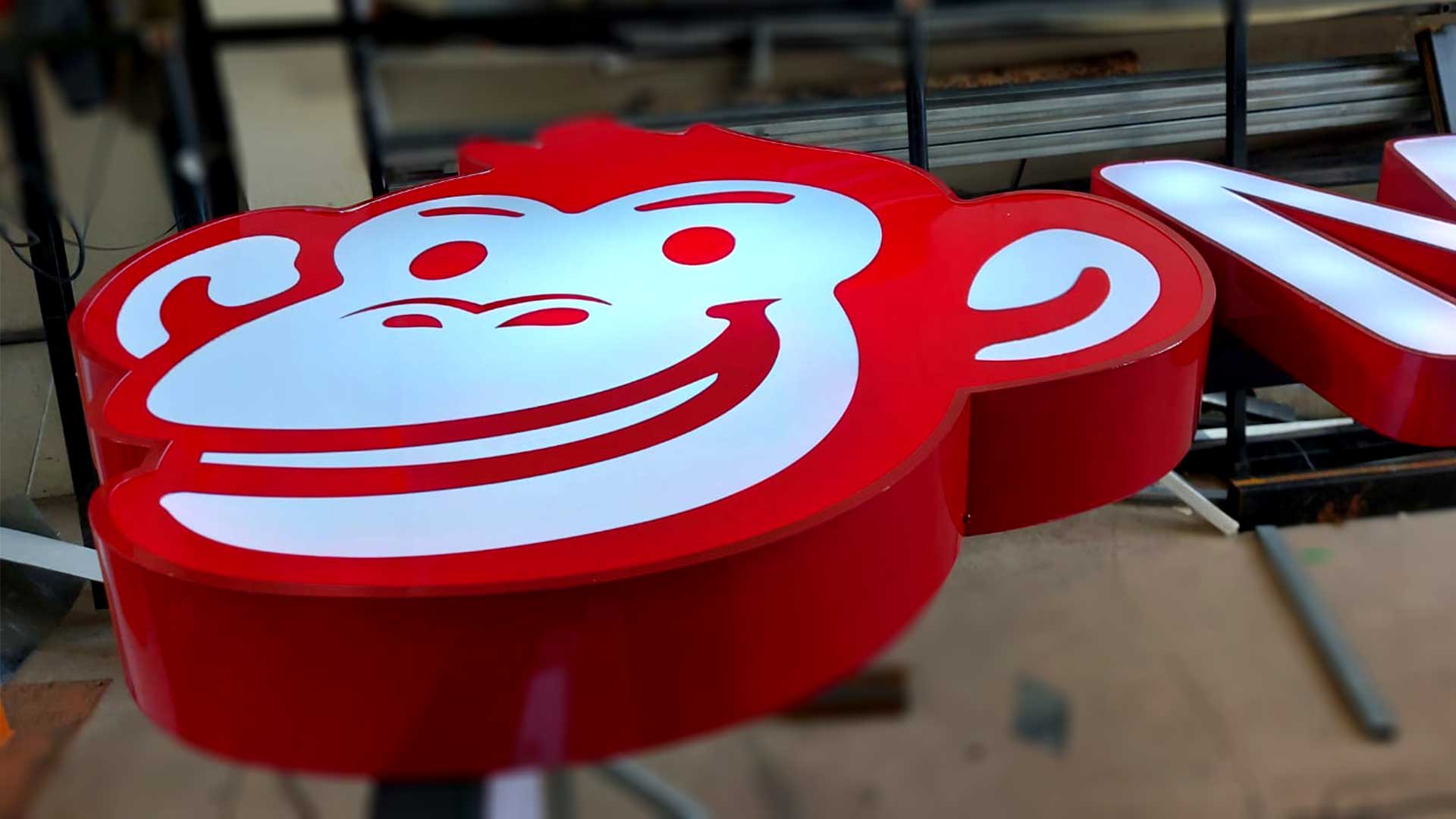 Letra caixa em formato do logotipo, parte do luminoso feito para a loja de brinquedos