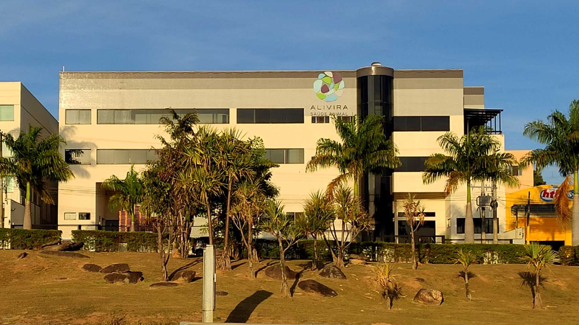 Fachada de empresa com letra caixa instalada